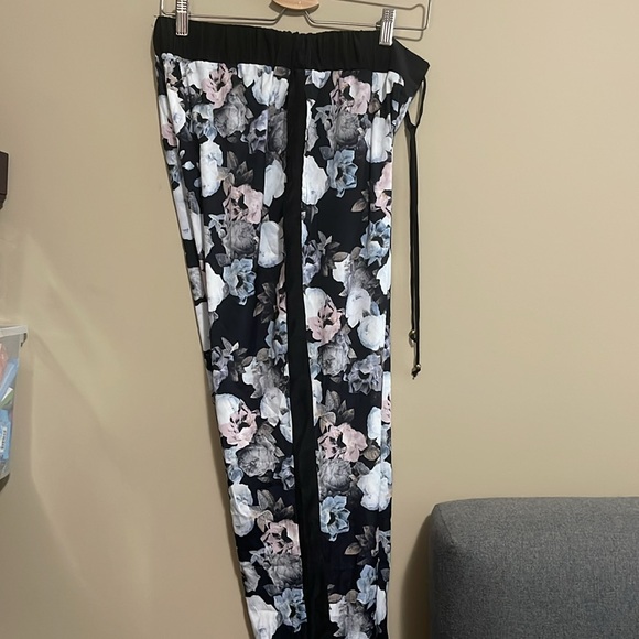Floral guess joggers - Picture 5 of 7